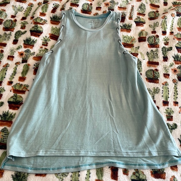 AE soft and sexy tank. Medium. Cute arm hole detail - Picture 1 of 6